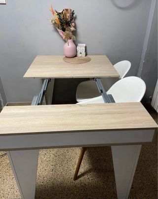 Mesa de comedor de madera clara y blanca