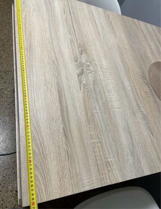 Mesa de comedor de madera clara y blanca