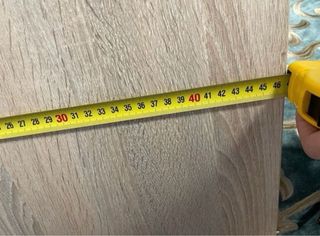 Mesa de comedor de madera clara y blanca