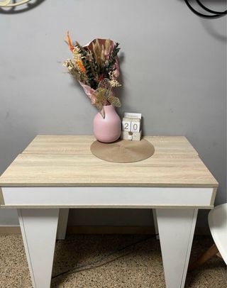Mesa de comedor de madera clara y blanca
