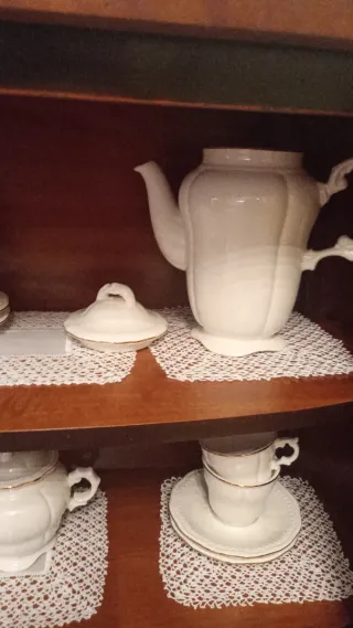 Juego de café de  loza blanco y dorado