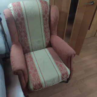 Dos sillones orejeros tela beige y rosa. No envio.