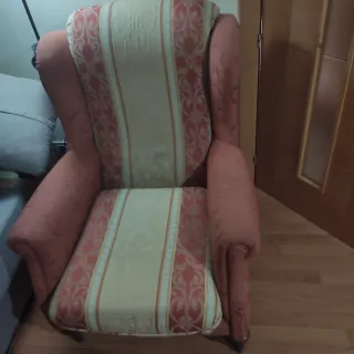 Dos sillones orejeros tela beige y rosa. No envio.