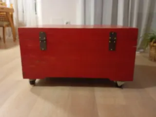 Baúl de madera con ruedas