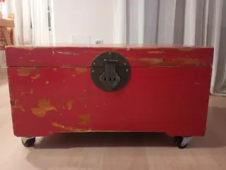 Baúl de madera con ruedas