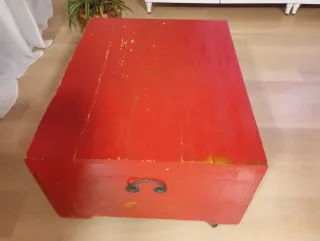 Baúl de madera con ruedas