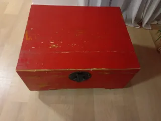 Baúl de madera con ruedas