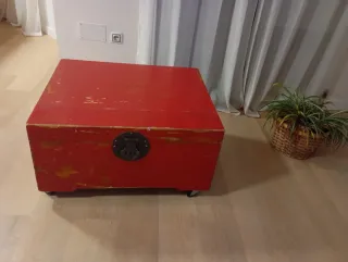 Baúl de madera con ruedas