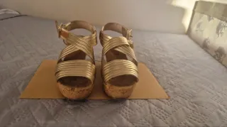 Sandalias doradas de cuña para mujer