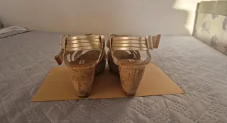 Sandalias doradas de cuña para mujer