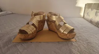 Sandalias doradas de cuña para mujer