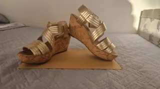 Sandalias doradas de cuña para mujer