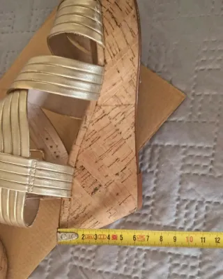 Sandalias doradas de cuña para mujer
