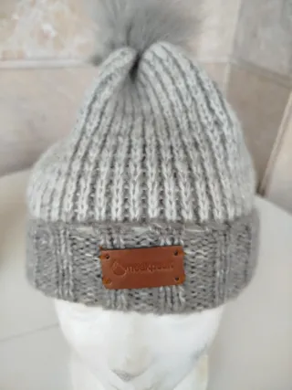 Bonito Gorro de Punto Gris con Pompón de Pelito