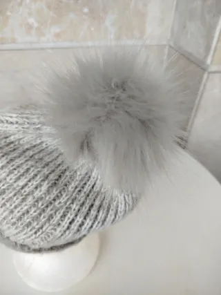 Bonito Gorro de Punto Gris con Pompón de Pelito