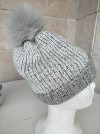 Bonito Gorro de Punto Gris con Pompón de Pelito