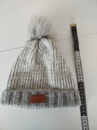 Bonito Gorro de Punto Gris con Pompón de Pelito