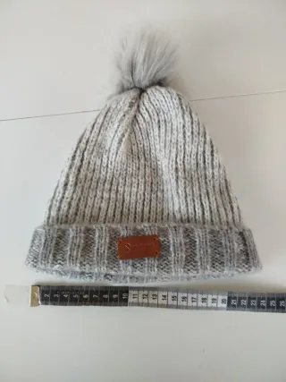 Bonito Gorro de Punto Gris con Pompón de Pelito