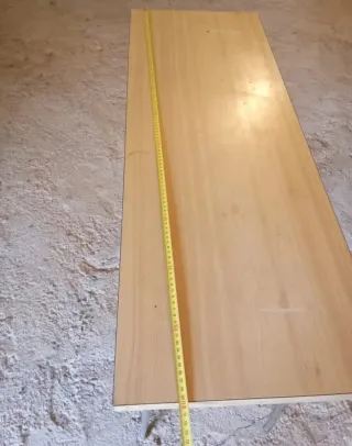 Mesa de comedor de madera y metal