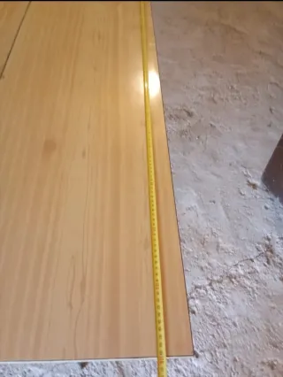 Mesa de comedor de madera y metal