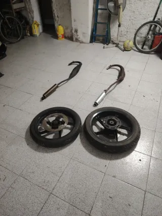 2 escapes y 2 llantas Aprilia RS 50 en buen estado