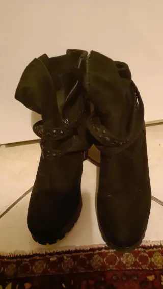 Stivaletti neri con borchie