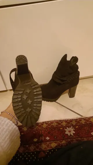 Stivaletti neri con borchie