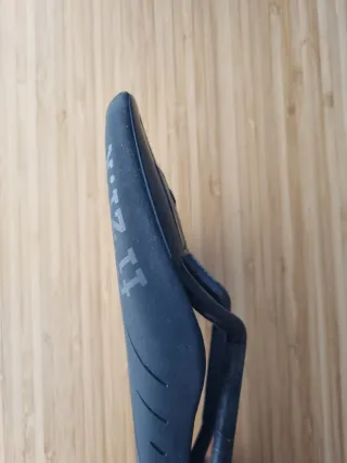 Sillín Fizik R1 Regular Carbono 300x126