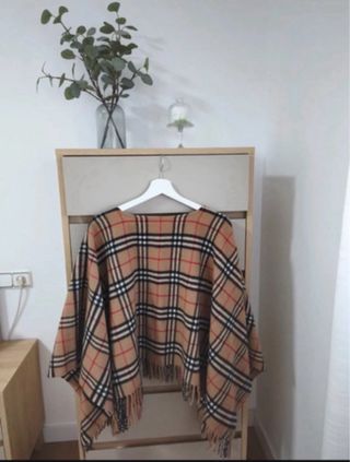 Poncho Capa Burberry Beige. Talla Única
