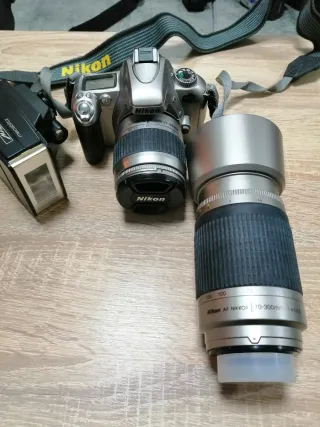Cámara Nikon y objetivo con zoom.
