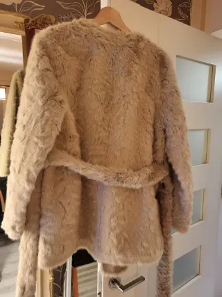 Abrigo pelo beige talla única nuevo