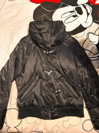 Abrigo negro acolchado