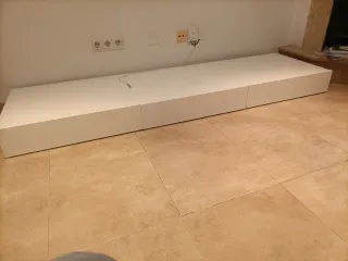 Mueble bajo salón blanco madera lacada.