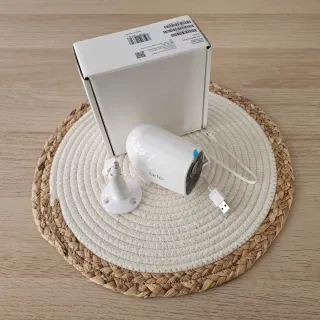 Cámara Arlo Essential Outdoor Spotlight.