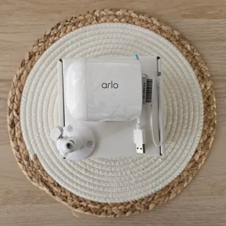 Cámara Arlo Essential Outdoor Spotlight.