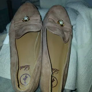 Zapatos planos beige/marrón con perla