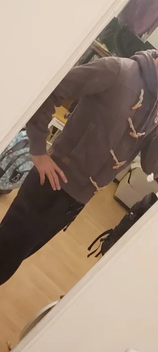 Jersey gris oscuro con cierre de cordones