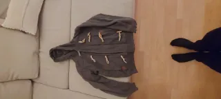 Jersey gris oscuro con cierre de cordones