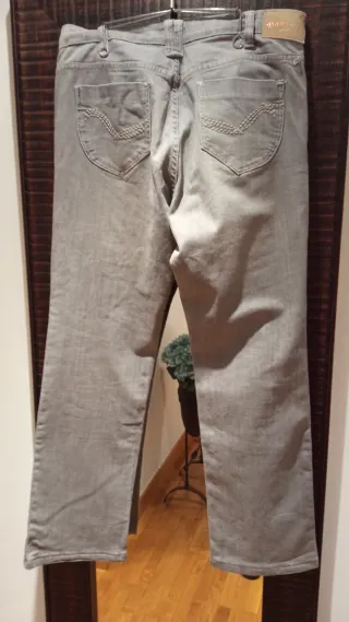 Pantalón vaquero gris.