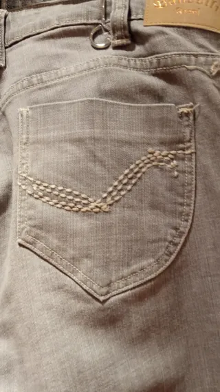 Pantalón vaquero gris.