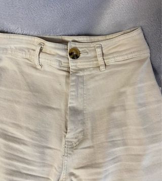Pantalón beige con rotos