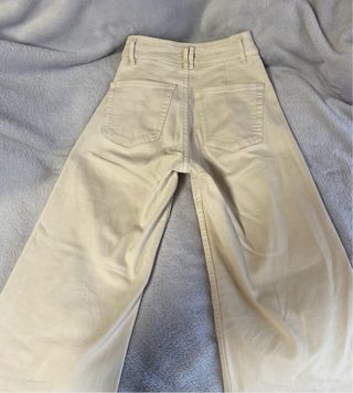 Pantalón beige con rotos