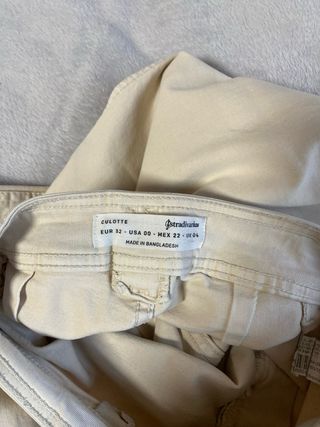 Pantalón beige con rotos