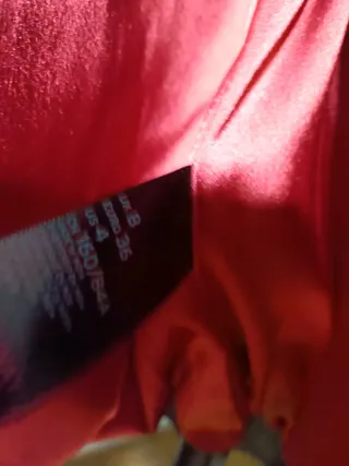 Chaqueta de cuero negra con forro rojo