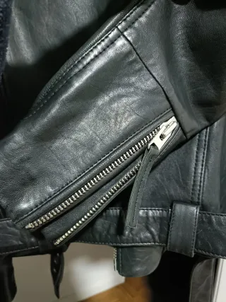 Chaqueta de cuero negra con forro rojo