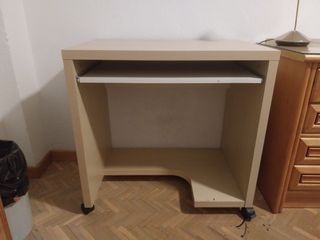 Escritorio con ruedas y bandeja extraíble