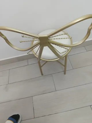 2 und Sillas doradas y blancas