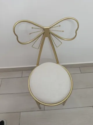 2 und Sillas doradas y blancas