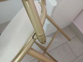 2 und Sillas doradas y blancas