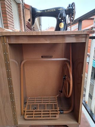 Máquina de coser Singer con mueble